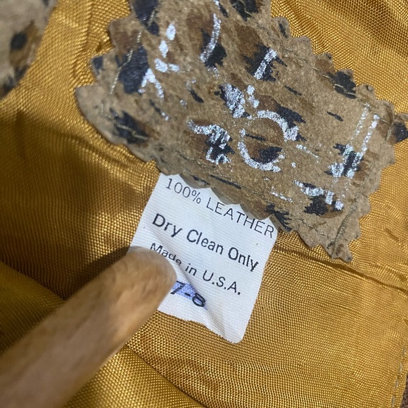 Vintage Rafael 2-Piece Size 7/8 100% Leather
Skirt Suit • 80s/90s - Picture 5 of 9